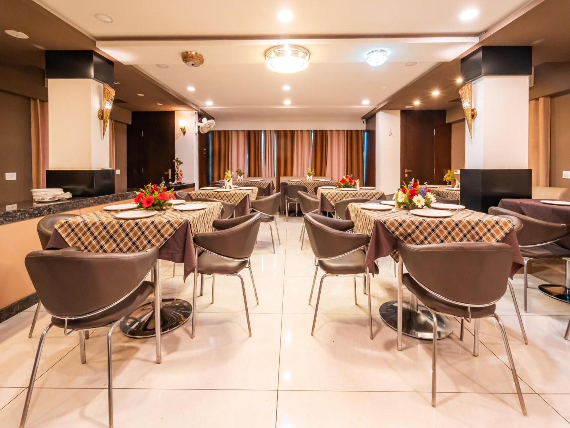 Hotel Signature Planet Индаур Экстерьер фото
